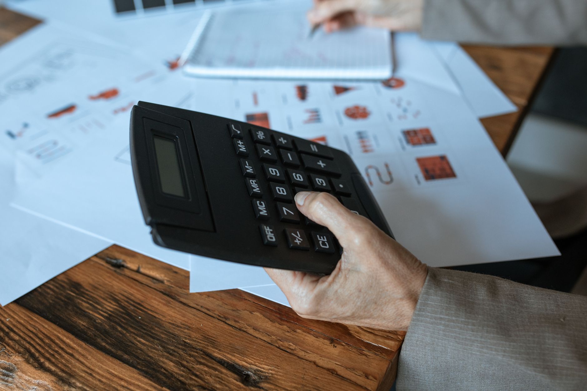 small business owner calculating prices brazil